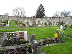 St Michael-Kirchhof nach Nordosten mit Kirchhofmauer im Verlauf und Rundturm
