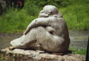 Sitzende mit Rock