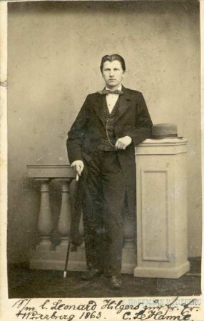 Frontal Fotografie eines stehenden Herren