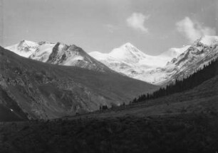 Gebirgslandschaft : Eine Gebirgslandschaft im Tian Shan Hochgebirge. Im Hintergrund schneebedeckte Gipfel