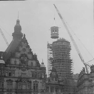 Dresden-Altstadt. Blick auf eingerüsteten Hausmannsturm. während Aufsetzen der Laterne mit Mobildrehkran
