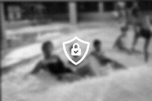Freizeitbad "badlantic": Reeshoop: Schwimmhalle: an Rand von Schwimmbecken mit Wellen Frau, Kinder, Knaben mit Taucherbrillen