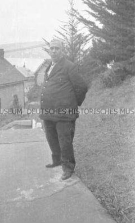 Selbstversenkung des Hochseepassagierdampfers "Columbus" am 19. Dezember 1939, Besatzungsangehöriger im Anzug im Internierungslager auf Angel Island, Kalifornien