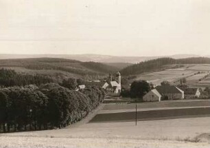 Pfaffroda, Ortsansicht : Blick auf Schloß und Kirche von Nordosten in Richtung Zöblitzer Höhen