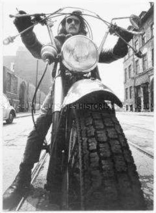 Motorradfahrer in Untersicht fotografiert