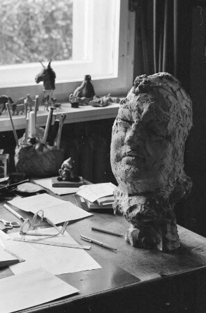 Porträtkopf Wilhelm Fraenger : Porträtkopf Wilhelm Fraenger. Ton; Höhe 46 cm (vor 1964; H. Gerdes). Potsdam, Villa von Fraenger, Tschaikowskiweg 4, Arbeitszimmer