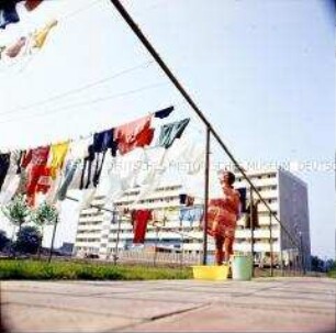 Vor dem Altersheim im Allendeviertel in Berlin-Köpenick wird Wäsche aufgehängt