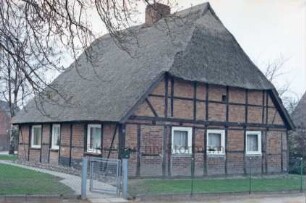 Tremsbüttler Weg 3: Kate mit Reetdach