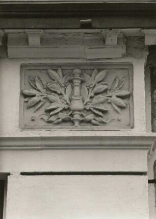 Dresden-Neustadt, Bautzner Straße 32/30. Doppelwohnhaus (vor 1852). Fassadendetail, Brüstungsfeld (Nr. 30)