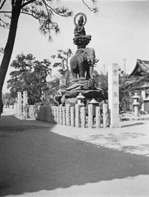 Kannon (Göttin des Mitgefühls) auf Elefant, Lotusblume und Schildkröte. Osaka, Tennō-ji