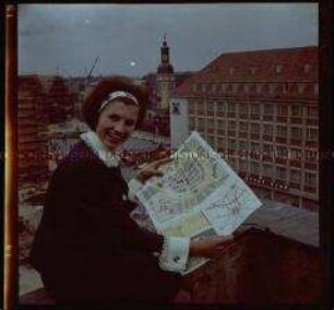Leipziger Stadtführerin (Hostess) mit Stadtplan vor Marktplatz und altem Rathaus