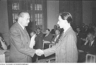 Dresden, Prießnitzstraße 39. Union Druckerei. Otto Nuschke, Vorsitzender der CDU in der DDR, übergibt der neuen Druckerei an die Belegschaft, Mai 1953