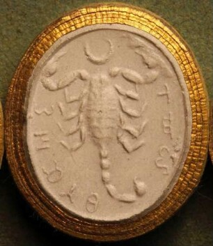 Skorpion, darüber ein Halbmond (Daktyliothek, Zweites Historisches Tausend)