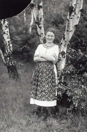 Freilichtporträt von Hulda Hanisch im Dirndl