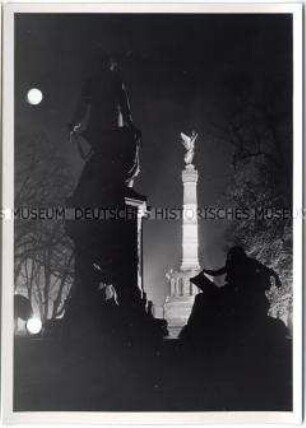 Berlin, Siegessäule und Bismarckdenkmal bei Nacht