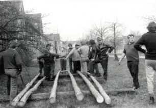 Maibaum in Spohla : Gesellschaftliche Volkskultur - Frühling. Ort: Spale / Spohla. Aufstellen des Maibaumes