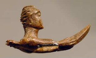 Vorderteil einer Figur, die in den ausgestreckten Händen ein unbestimmbares Gerät hält, hinten ein durchbohrter Zapfen