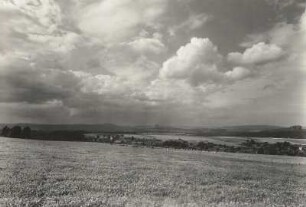 Sächsische Schweiz. Reinhardtsdorf und Ortsteil Krippenberg gegen Waitzdorfer Höhe und Falkenstein. Blick vom Wolfsberg nach Norden
