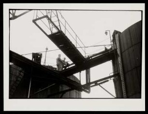 Zwei Arbeiter auf einem Gerüst an einem Hochsilo stehend, vermutlich in Dessau