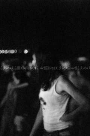 Jugendliche in der "Noche de San Juan" am Strand (Altersgruppe D)