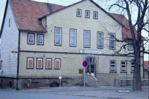 Gemeindeschänke mit breitem Zwerchgiebel für Saal