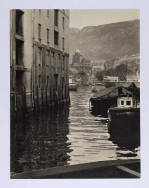 Boote an einer Anlegestelle mit Blick zur Stadt