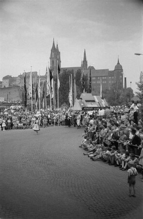 Meißen-Altstadt. Jubiläum "250 Jahre Meißner Porzellan". Festumzug. Blick zum Burgberg mit Albrechtsburg und Dom