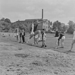 Sportabzeichen : Kinder und Jugendliche legen das Sportabzeichen der DDR ab