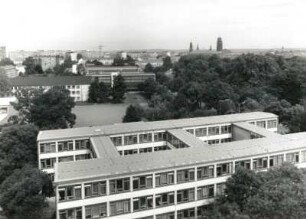 Dresden-Altstadt. Bürgerwiese, Parkstraße. Blick vom Wohnheimhochhaus, Parkstraße 6, über das Sportgymnasium (ehemalige Kinder- und Jugendsportschule "Artur Becker") nach Nordwesten