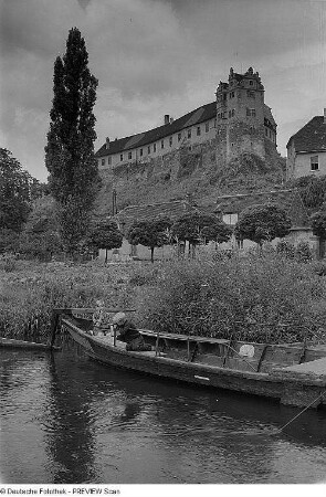 Wettin. Blick über die Saale zur Burg (961 genannt) mit Fährboot