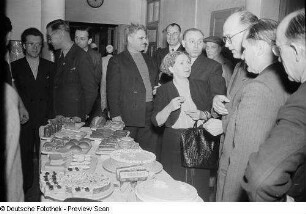 Besuch ausländischer Genossenschaftler in einer Großbäckerei
