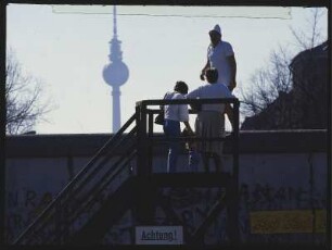 Berlin-West. Aussichtsplattform an der Bernauer Straße. Blick über Grenzanlage Berliner Mauer auf Ost-Berlin mit Fernsehturm