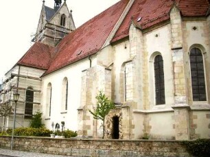 Ansicht von Südosten mit Kirche (im Kern Gotisch-Langhaus Barock überarbeitet) in Übersicht
