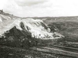 Oberlausitz, Neißeniederung. Niederbusch südöstlich Hirschfelde. 2. Erdrutsch zum Tagebau mit zerstörtem und weggeschobenem Braunkohlenflöz. Blick von Südosten. 30.8.1940
