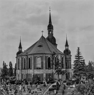Aufnahmen in Crostwitz : Crostwitz. Pfarrkirche und Friedhof