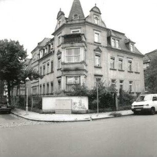 Dresden-Trachau. Burgsdorffstraße 9. Villa (um 1900). Eckansicht mit Einfriedung