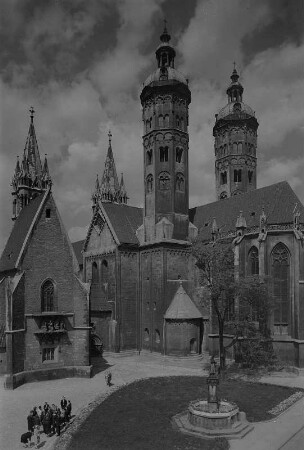 Naumburg. Naumburger Dom St. Peter und Paul, Ostchor mit den beiden Osttürmen - Ansicht von Südosten