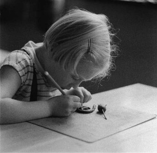 Ganztagsschule (Spielen-Lernen-spielend lernen). Beim Basteln im Schulhort (wahrscheinlich in der Haydnschule in Dresden-Striesen)