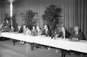 Offenburg: Präsidiumstisch