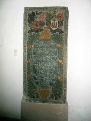 Stadtkirche - Kirchturm Eingangshalle-Grabstein in Farbigkeit mit Jahr 1716-Wappen und Text