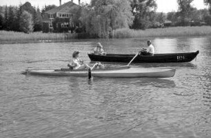 Wallhausen: am Bodensee; Tochter Budig im Paddelboot; Wettfahrt mit Ruderboot