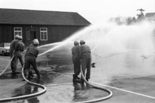 Kassel. Übung der Freiwilligen Feuerwehr Kassel. Feuerwehrmänner beim Löschen eines Brandes mit Wasserstrahl