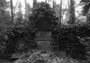 Eugen Bracht; Darmstadt, Am Waldfriedhof 25 L 3 b 3