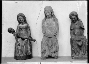 Freiburg Augustinerkloster Maria aus einer Pieta von Radolfzell (um 1330) zwischen zwei Marienstatuen (14. Jahrhundert)