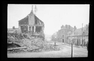 Saint-Quentin (Dep. Aisne, Frankreich): Gebäuderuinen und Trümmerhaufen an einer Straßenecke