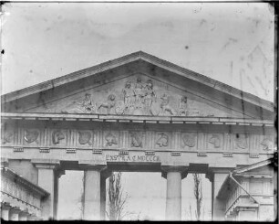Karlsruhe Ettlinger Tor Platz Ettlinger Tor Giebelrelief - Genuss der Zeit auf einer Halbkugel