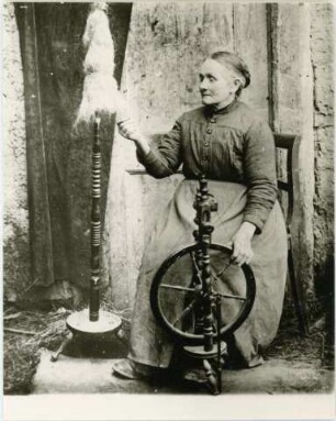Frau am Spinnrad
