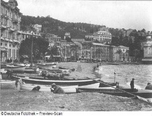 Reisefotos. Italien?. Fischerboote am Strand eines Stadthafens