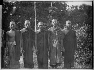 Tempel in Thailand : Thailand. Mönche wohl im Garten eines Tempels oder Klosters, 1908/1913