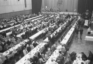 Traditioneller Carolus-Doppelbock-Fassanstich der Brauerei Binding im Großen Saal der Stadthalle. Einladung an alte Menschen zur Teilnahme